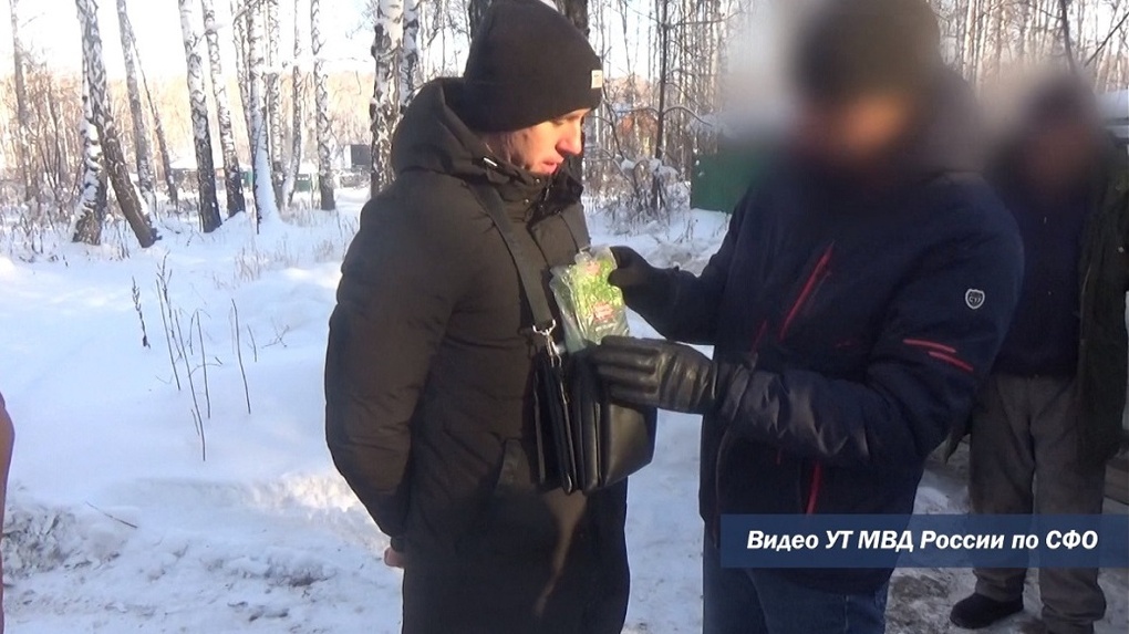 В Новосибирске 25-летний курьер прятал наркотики в упаковке от риса