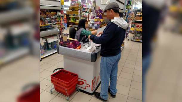 Продавщица в хиджабе возмутила покупателей в новосибирском супермаркете