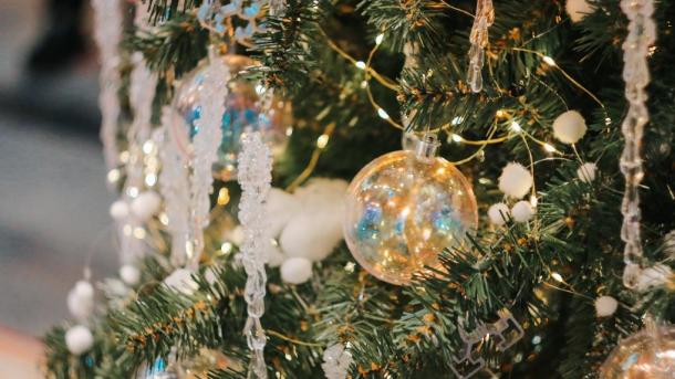 7 тонн гирлянд и новогодних игрушек завезли в Сибирь с начала года