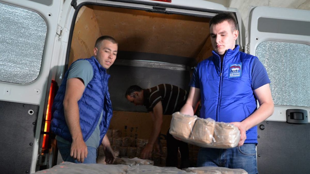 Представители «Единой России» собрали для жителей Донбасса тонны гуманитарной помощи