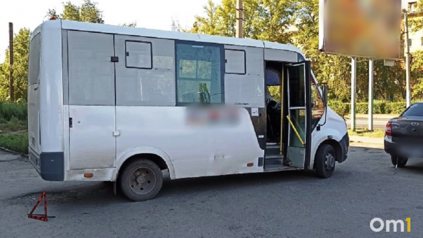 Омич от скуки угнал маршрутку и попал на ней в аварию