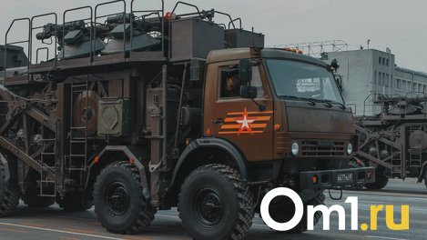 Колонна грузовиков с Z-символами проехала по Красному проспекту в Новосибирске