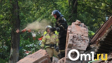 Есть пострадавшие? В омских Нефтяниках рухнула стена пятиэтажки. LIVE