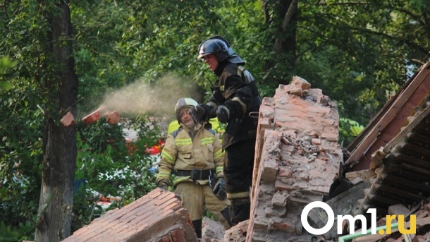 Есть пострадавшие? В омских Нефтяниках рухнула стена пятиэтажки. LIVE