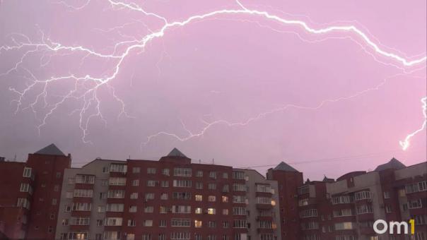 В Омск пришла первая гроза
