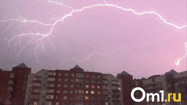 В Омск пришла первая гроза