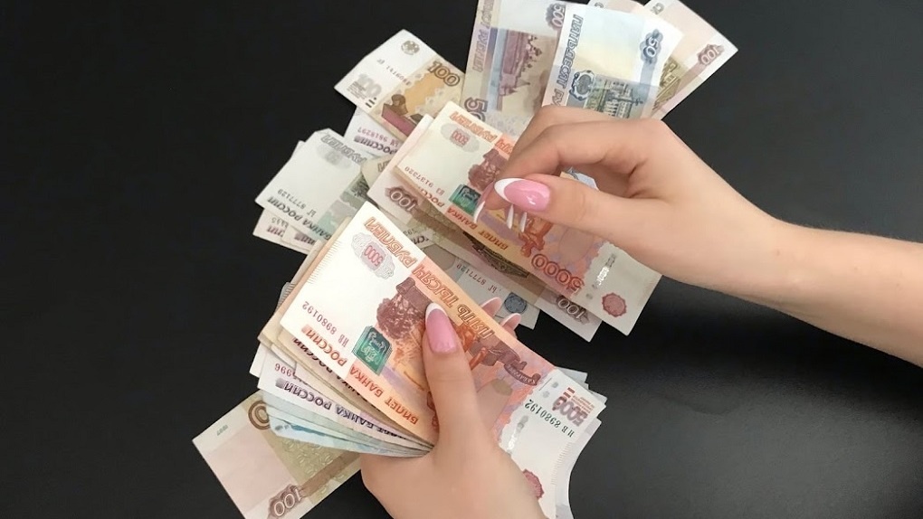 Пора подавать заявления! Некоторые неработающие россиянки могут получить 3300 рублей от государства