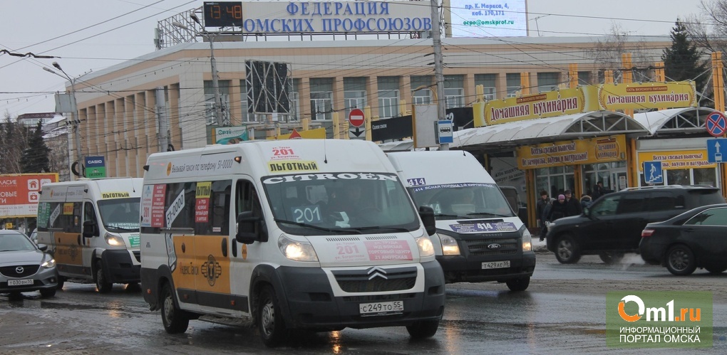 Перевозчики Омска пускают в маршрутки пассажиров с проездными, чтобы «заполнить пустоту»