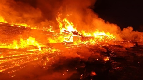 Всё в огне, этажи рушатся! Страшный пожар произошёл в деревне в Новосибирской области. ФОТО