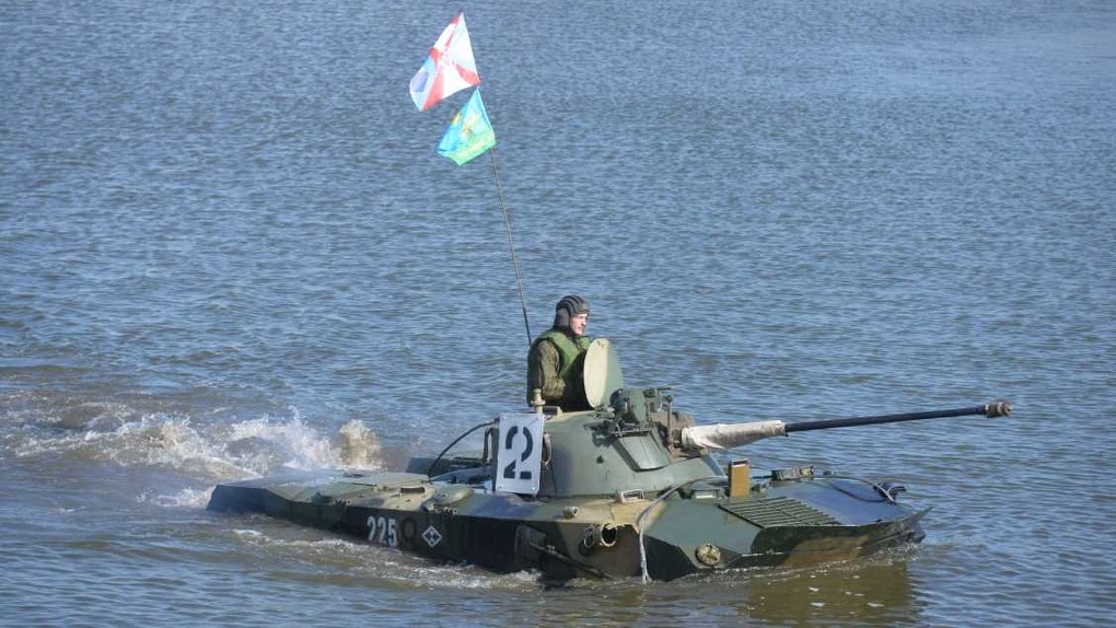 День танкиста в Омске отметили затоплением боевых машин