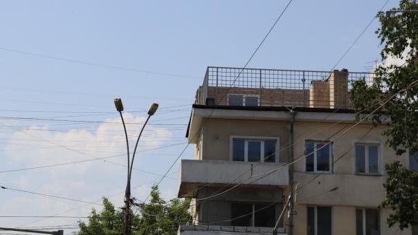 Школьница повисла на балконе пятого этажа в Новосибирске