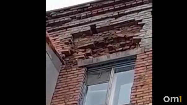Пятиэтажку, стена которой высыпалась на детскую площадку, отремонтируют на следующей неделе