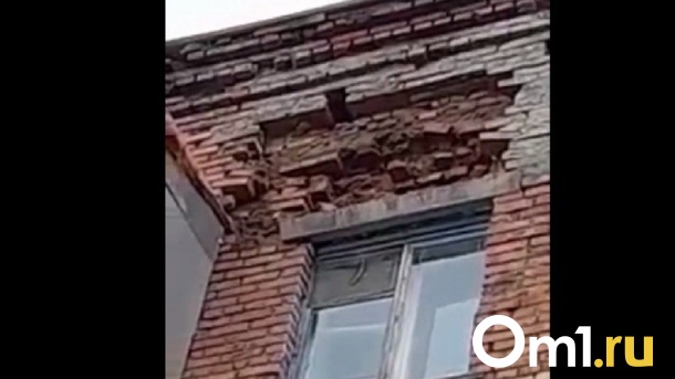 Пятиэтажку, стена которой высыпалась на детскую площадку, отремонтируют на следующей неделе
