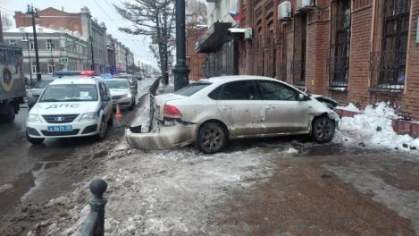 В Омске начнётся суд над водителем, который вылетел на тротуар на Ленина