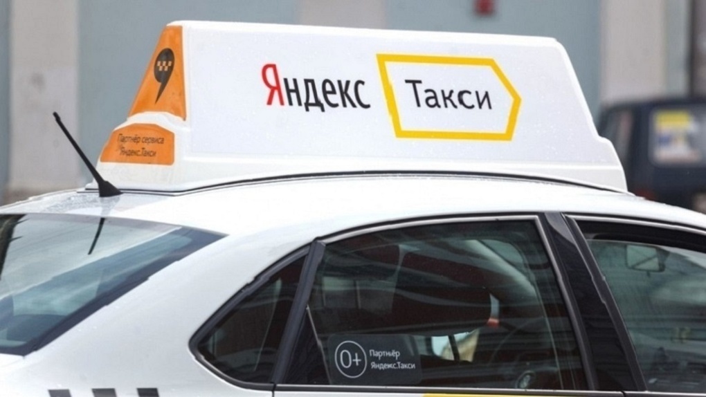 Водитель такси заигрывал с пассажиркой во время поездки по Новосибирску
