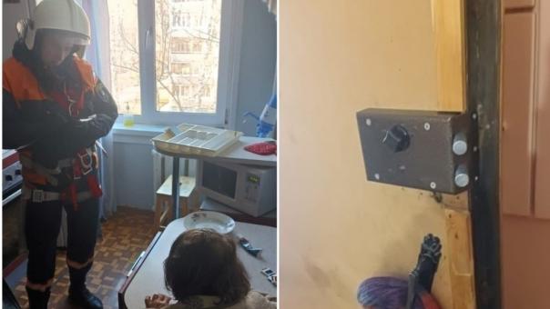 В новосибирском Академгородке пожилая женщина выкидывала из окна вещи на прохожих