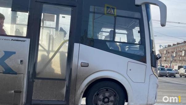 Проезд в омской маршрутке подорожал до 102 рублей