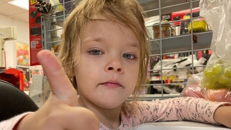 В Омске ищут родителей маленькой девочки, которая сама пришла в магазин