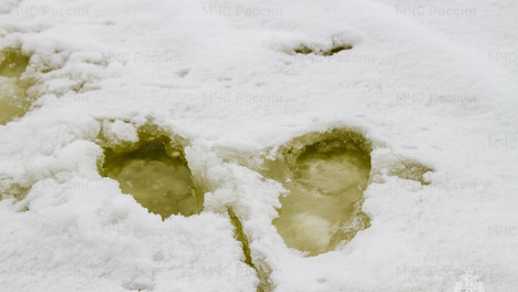 Каждые 20 метров — палатка с рыбаком. В омском МЧС предупредили, что на Иртыше поверх льда вышла вода