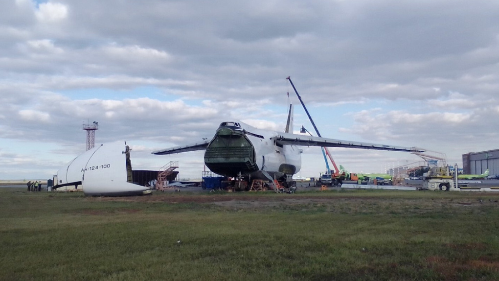 Самолёт Ан-124 «Руслан» разбирают по частям в новосибирском аэропорту через два года после аварии