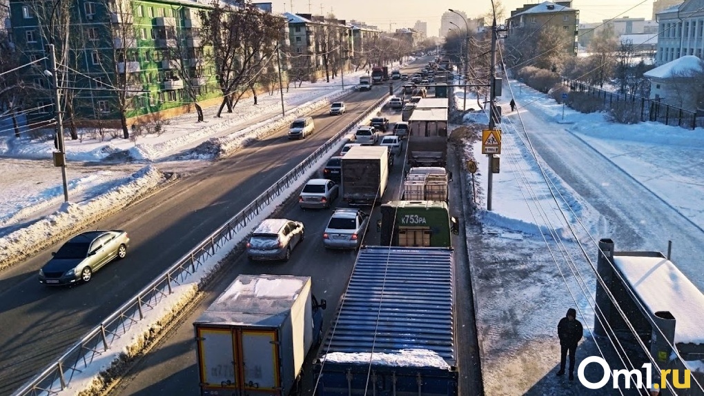 Вопрос с движением большегрузов на дорогах Новосибирска потребовал решить губернатор Андрей Травников