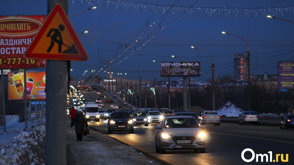 Жители омского Левобережья застряли в пробках из-за отключенных светофоров