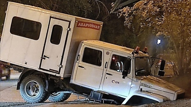 В СГК прокомментировали ЧП с провалившимся под асфальт грузовиком