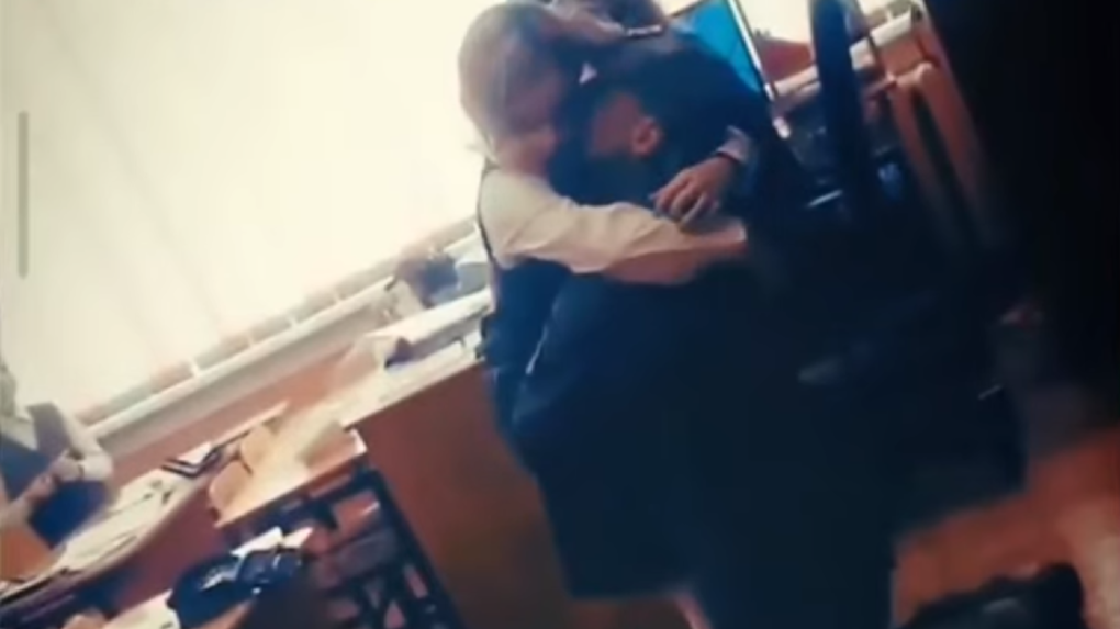 Мобилизованный новосибирец вернулся в отпуск и навестил свою дочь в школе. ВИДЕО