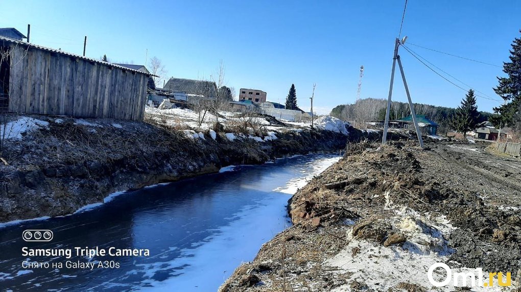 Вместо сточной канавы — котлован грязи: жители севера Омской области боятся, что дома смоет талыми водами