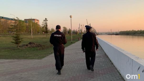 В Омске молодой парень набросился на вокзале на полицейского