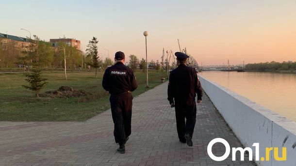 В Омске молодой парень набросился на вокзале на полицейского