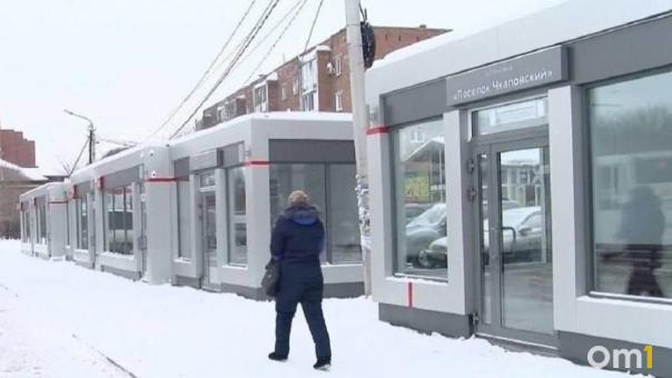 В третий раз: в тёплой омской остановке систематически бьют стёкла