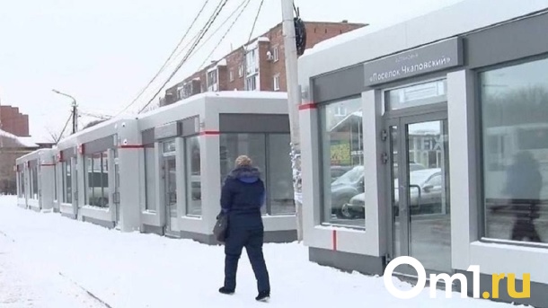 В третий раз: в тёплой омской остановке систематически бьют стёкла