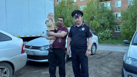 В Омске маленький мальчик незаметно вышел один на улицу без обуви и потерялся