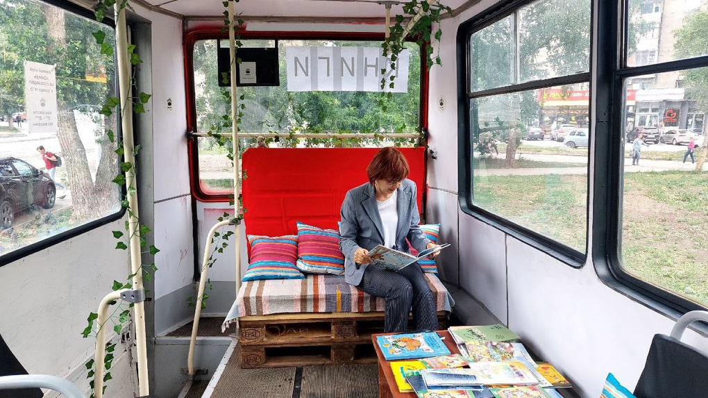В вагоне трамвая №13 за оперным театром в Новосибирске открылся книжный клуб