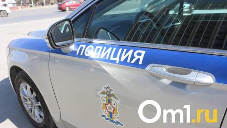 На юге Омска фура врезалась в столб и перекрыла дорогу