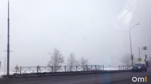 Омск накрыло туманом. Собрали для вас главные фото дня