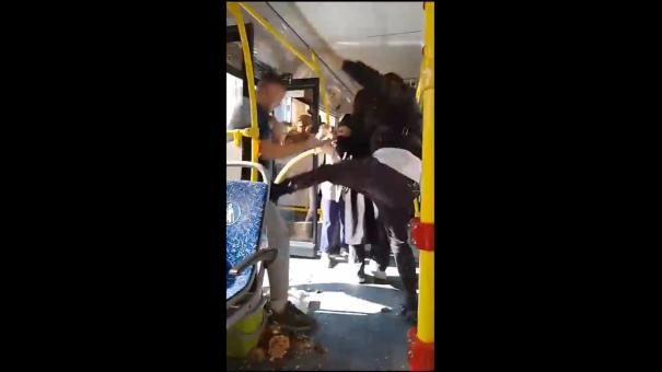 Угомоните его: в автобусе грибник жёстко подрался с пассажиром