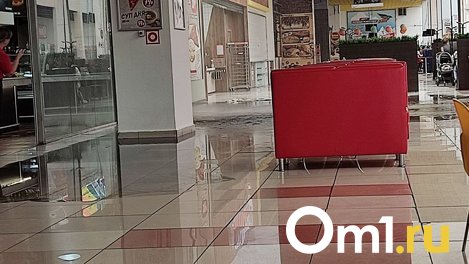 В омском ТЦ «Континент» обрушился потолок и прорвало трубу
