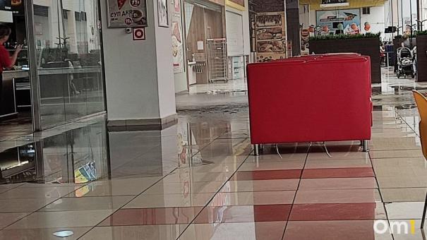 В омском ТЦ «Континент» обрушился потолок и прорвало трубу