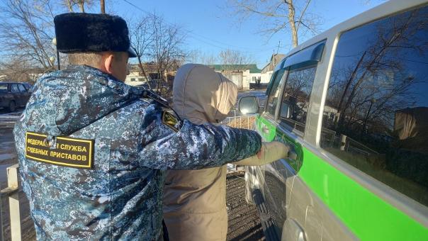 Злостную алиментщицу отправили на заготовку дров в Новосибирской области