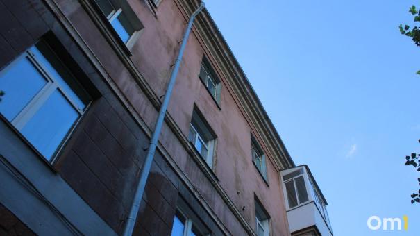 В Омске с бывшей «Атлантиды» кусок штукатурки рухнул на припаркованную машину