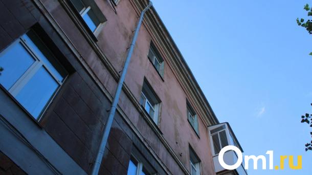 В Омске с бывшей «Атлантиды» кусок штукатурки рухнул на припаркованную машину