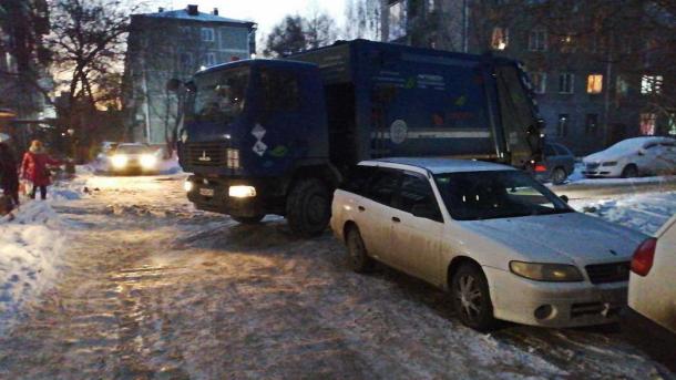 Припаркованные у контейнерных площадок автомобили осложняют вывоз мусора в Омске