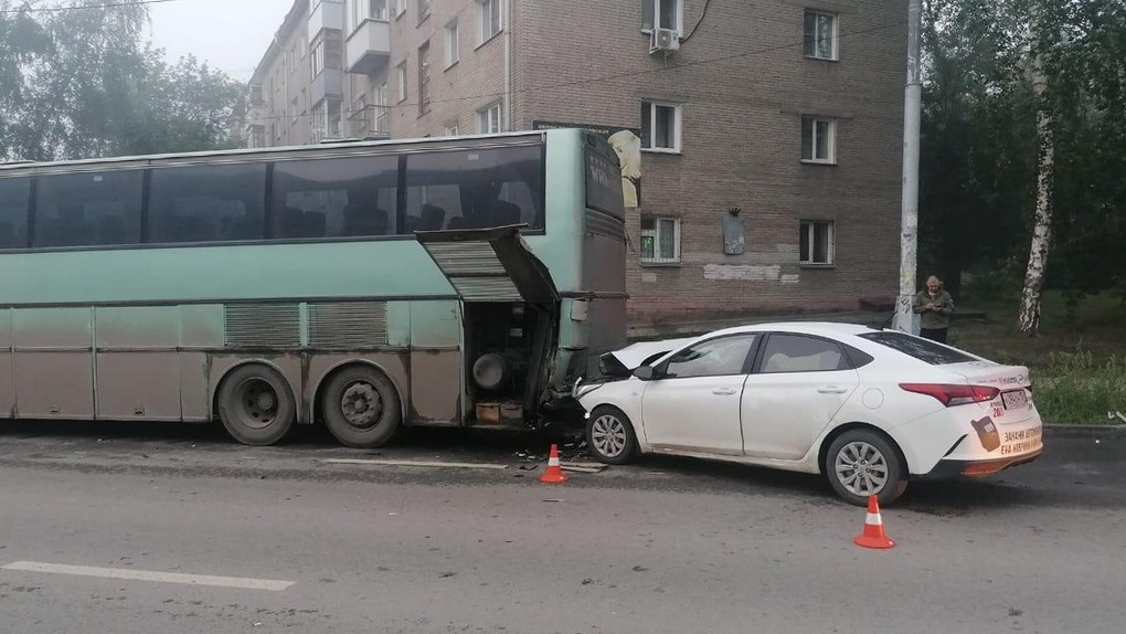 Два человека пострадали: автомобиль врезался в автобус из-за тумана в Новосибирске. ВИДЕО