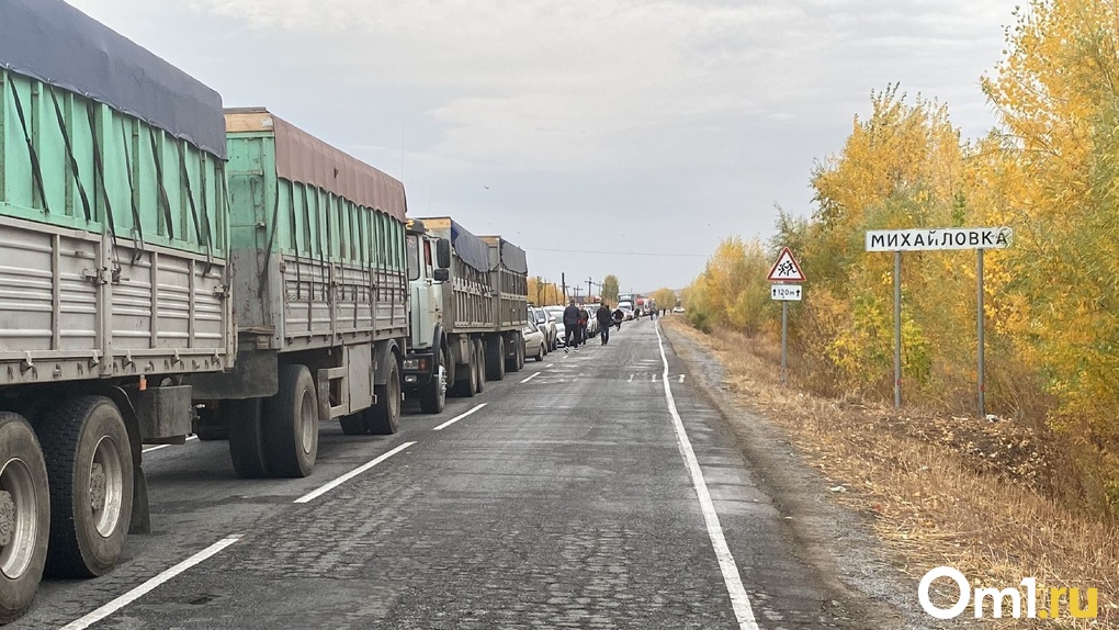 Огромная очередь: новосибирец показал, что сейчас происходит на казахстанско-российской границе