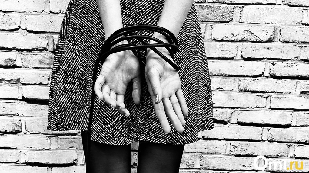 В омской подворотне три подростка связали и изнасиловали девушку