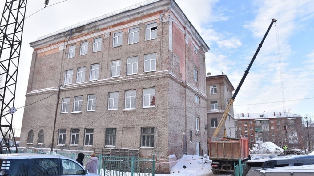 Попытка номер три: в Омске вновь объявили торги по капитальному ремонту гимназии №88