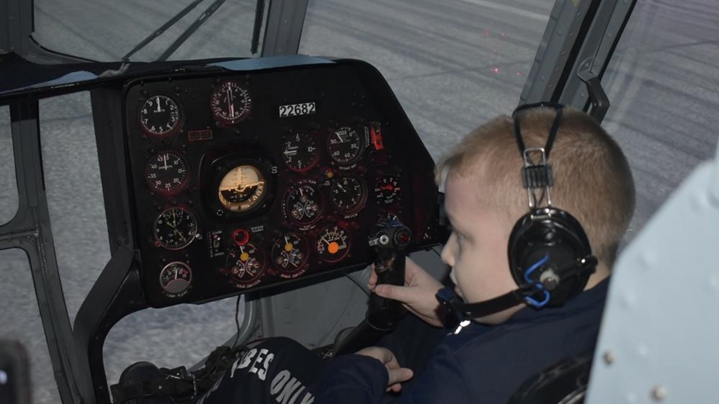 Загадал желание: юный омич полетал в авиасимуляторе лётно-технического колледжа
