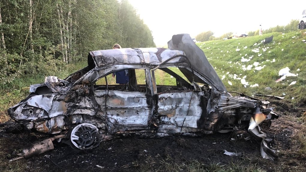 В ДТП под Омском дотла сгорели две машины